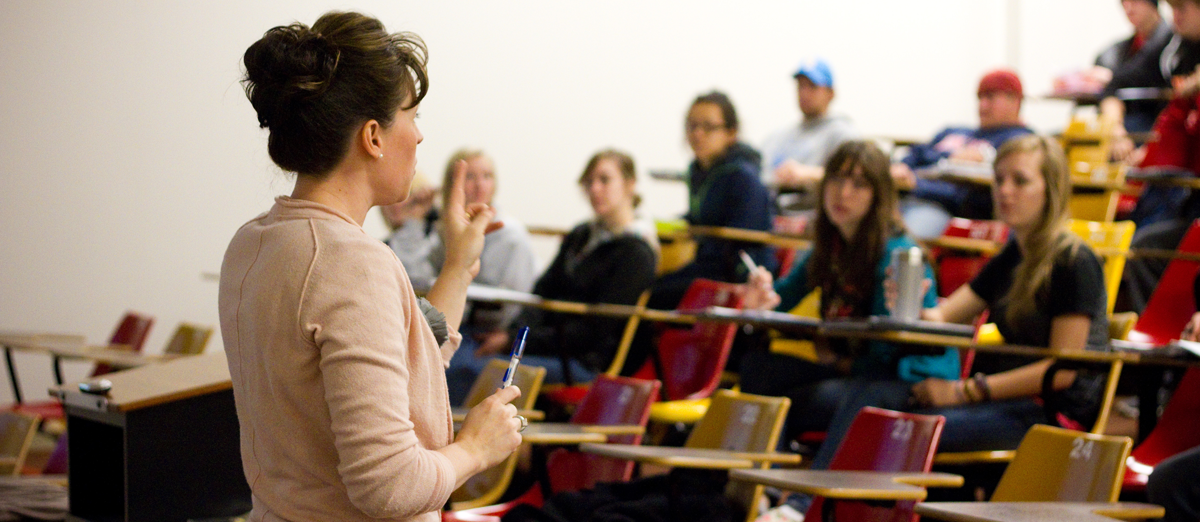 Преподаватель дисциплины. Учитель экономики. Преподаватель по экономике. Учитель экономики в школе. Педагог и буллинг.